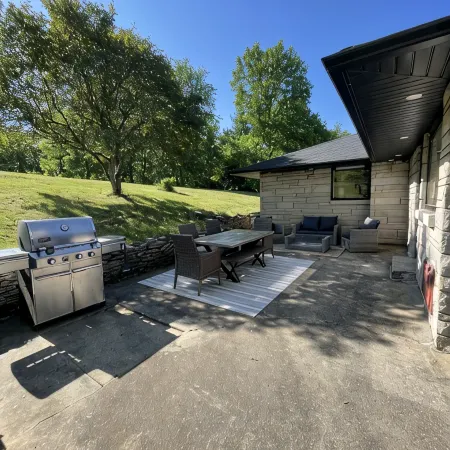 Newly renovated spacious private farmhouse 5 min from lake.