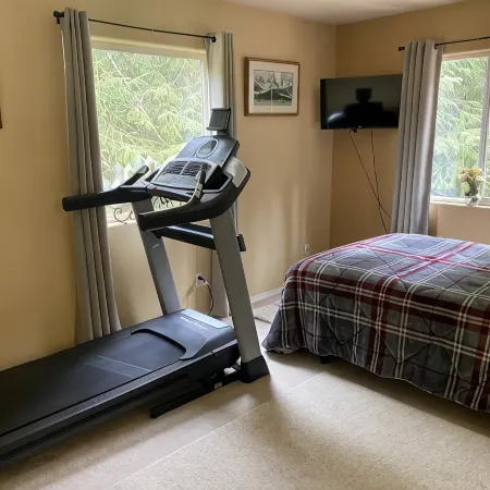 Secluded and beautiful Mendenhall Valley retreat just 2.8 miles from the glacier