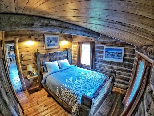 Home Away from Home 5 Miles to the North Entrance of Yellowstone - Lodges