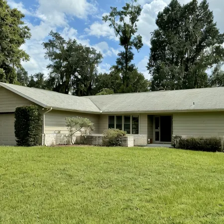 Newly remodeled 3 BR house, 5 min from WEC and by golf course. Dogs allowed