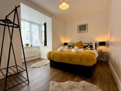 Relaxing 4BDR House | Garden, Fast Wi-Fi & Parking