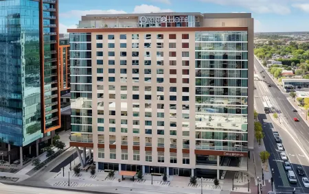 Omni Tempe Hotel at ASU Отели рядом с достопримечательностью «Адельфи Коммонс»