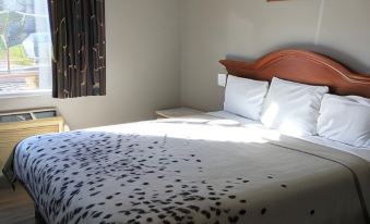 Grove Motel