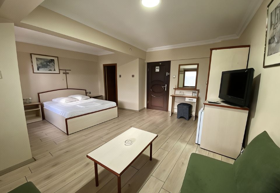 Hotel Cenedag - Housity