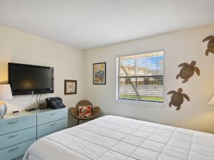 Venus 117 is a 1 Br with Recent Updates Steps from the Pool and Beach Access Condo