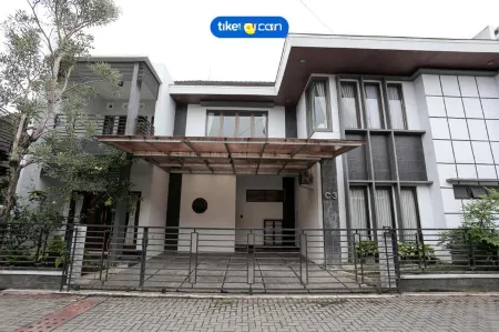 AW Homestay Отели в г. Godean