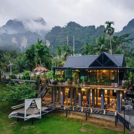 Bridge Hill Cafe Glamping Отели в г. Phanom