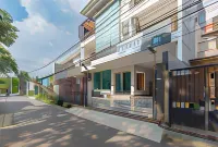 Reddoorz near Kiara Artha Park Hotel dekat Universitas Informatika Dan Bisnis Indonesia (UNIBI)