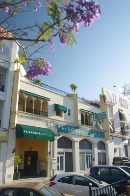 Hostal Azahara Nerja Hoteles cerca de Capistrano Playa