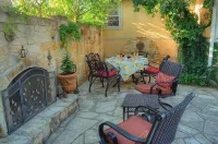 Rarumpelpunzeldornaschenwittchen Hotels in Fredericksburg