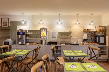 Sure Hotel by Best Western Plaisir Отели в г. Тиверваль-Гриньон