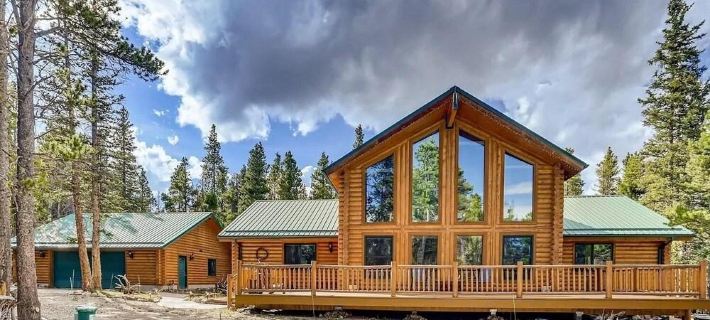 Spacious cabin with hot tub in a nicely treed area, close to many attractions Hotels in Park County