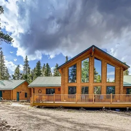 Spacious cabin with hot tub in a nicely treed area, close to many attractions