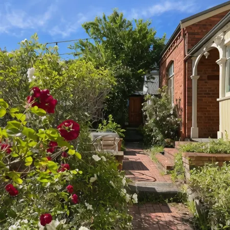Lowena Cafe and Accommodation