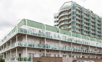 Skyvillion - Cozy Apartments in Enfield Town with Free Parking & Wifi