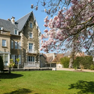Le Clos De Bourgogne Hotels near Moulins Cathedral