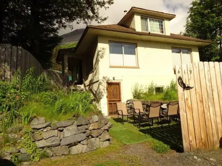 Sleeps 6. Suite - historical home