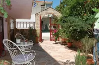Alkyoni Apartments & Studios