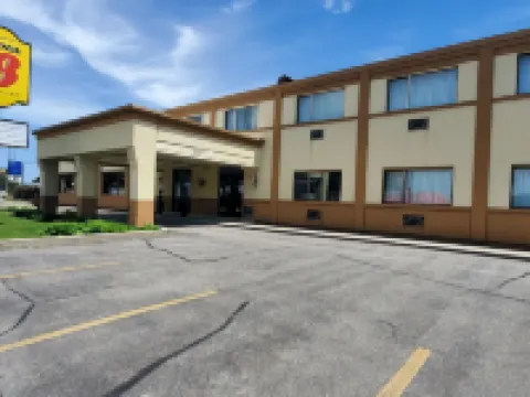 Super 8 by Wyndham Sarnia on Hotels in Sarnia