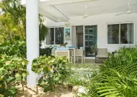 Beachfront Oversized 1 Bedroom Condo, Playa Turquesa
