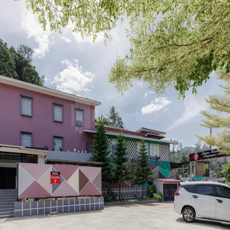 Hotel 78 Parapat Mitra RedDoorz Отели рядом с достопримечательностью «Pantai Bebas Parapat Danau Toba»