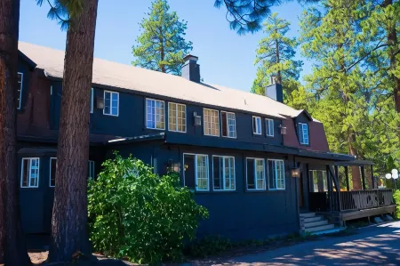 Sessions Retreat & Hotel Отели рядом с достопримечательностью «оз. Биг Бэар»