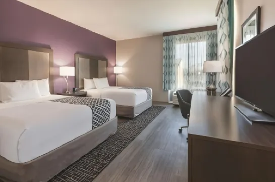 La Quinta Inn & Suites by Wyndham Terre Haute テレ・ホートのホテル