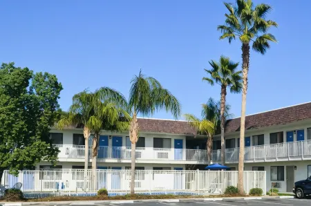 Motel 6 Lost Hills, CA