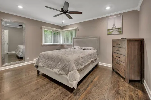 4bd house, Hot-tub, full-basement, pool table & big yard,3 full bathroom. Hotels in Bloomingdale Township