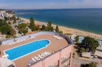 Hotel Lilia - Pool