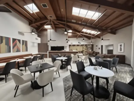 Holiday Inn & Suites Chihuahua Expo Отели рядом со станцией Chepe Station