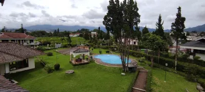 Bella Vista - Spacious Villa at Puncak Hotels in Sindanglaya