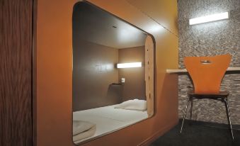 Nikoh Capsule Hotel Refre - Hostel - Caters to Men