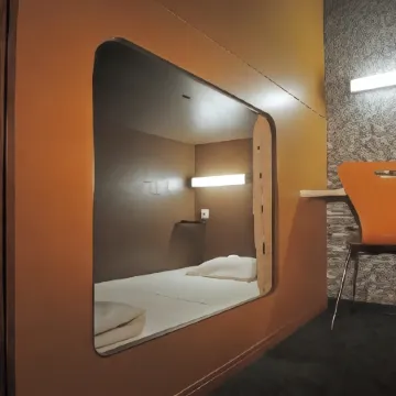 Nikoh Capsule Hotel Refre - Hostel - Caters to Men