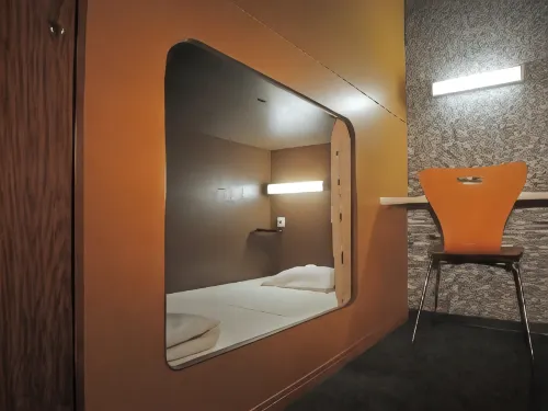 Nikoh Capsule Hotel Refre - Hostel - Caters to Men