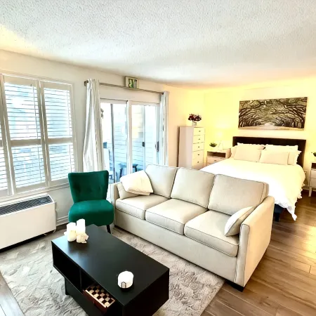 Slope-Side Studio Bliss: Ski-in/Ski-Out, Renovated at Blue, Hot Tub, Fast Wi-Fi