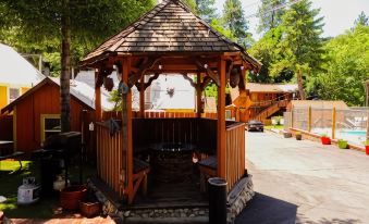 Sleepy Hollow Cabins & Hotel