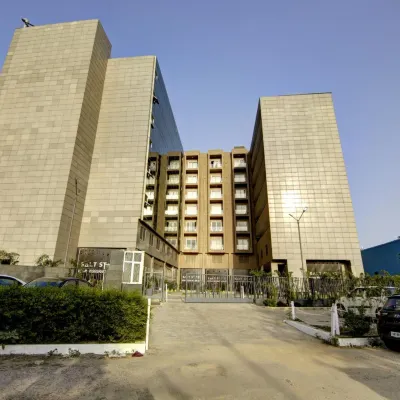 Saltstayz Premier Executive Serviced Apartment - Golf Course Extension Road โรงแรมใกล้ถนน Sohna Road