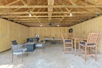 Quiet Lake Anna Rental-4Min Walk! King Bed/Game Barn/Fire Pits/Dock - Homestays