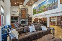 Entire Large Home- Luxe, Walk to Lift & Town! Game Room, Hot Tub - ジャグジー