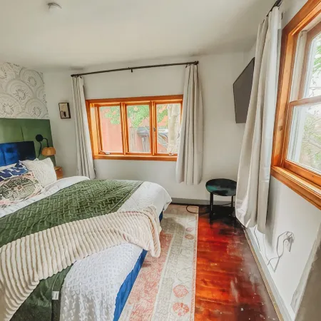 Boho 3-bedroom apt with fully supplied kitchen, WiFi, AC - Oldest Home in Oswego