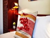 Freehand Chicago Hotels near Steppenwolf Theatre