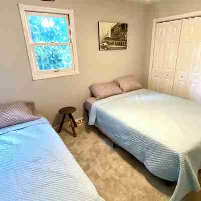 Modern Clean Interior. Near ETSU & JC Med Center Rooms