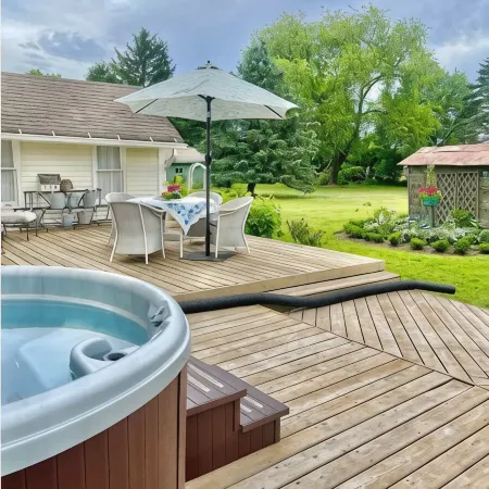 Step Inside a Magazine! Upscale Farmhouse on 3 acres. Hot Tub,Bocce Ball,Gardens