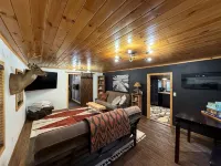 Charming 2-bedroom cabin with WiFi, AC near ATV routes, & Rock Dam Lake.