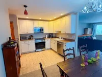 3/3 Townhome in Fraser just steps from the Black line! 프레이저 호텔