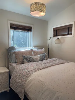 Charming and private detached cottage unit with AC in beautiful Mill Valley