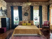 NEW! Historic Guest Home on Main - Heart of Town - 4 estrellas