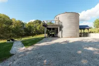 Restored Grain Bin with Hot Tub, King Bed, Vending Machine. Dog-Friendly!