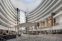Sirius Town Apartment with Pool, Spa & Gym Near Beach & Mall